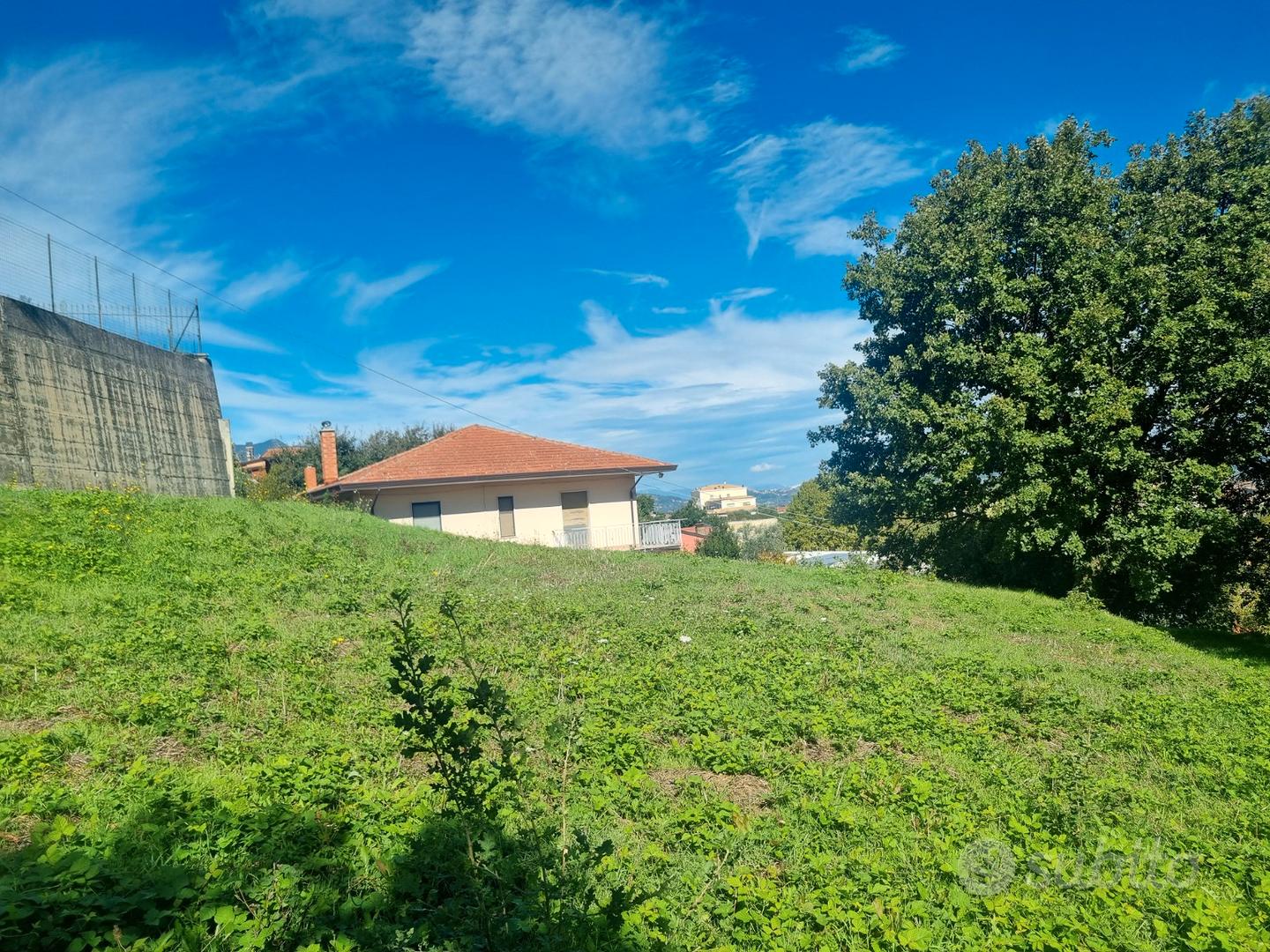 Terreno di mq. 4.104 di cui mq. 2.974 edificabili - Vista 5