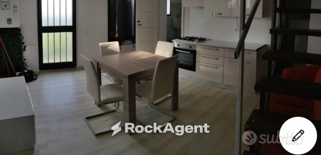 Rustico / Casale di 140 m² con più di 5 locali a U - Altro