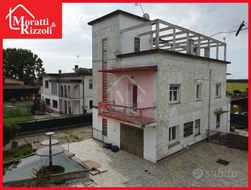 CASA SINGOLA con volumi d'altri tempi a Torviscosa