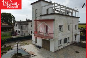 CASA SINGOLA con volumi d'altri tempi a Torviscosa