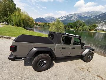 Soft top jeep gladiator