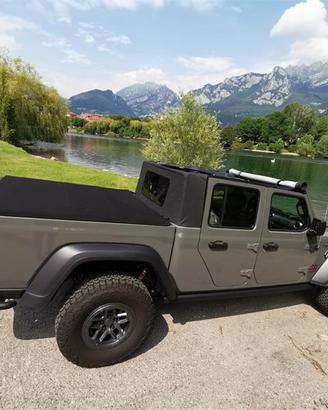 Soft top jeep gladiator