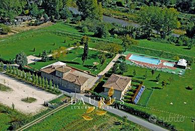Rustico / Casale di 1000 m² con più di 5 locali a 