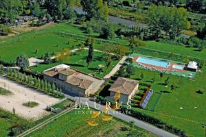Rustico / Casale di 1000 m² con più di 5 locali a 