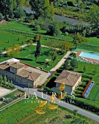 Rustico / Casale di 1000 m² con più di 5 locali a 