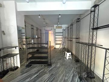 Negozio disponibile in centro, Via Bacaredda