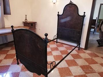 Letto singolo antico in ferro laccato.