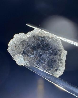 Diamante grezzo naturale grigio. 3,65 carati