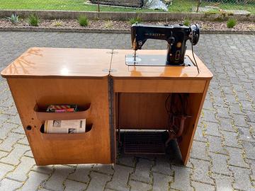 Macchina da cucire Singer con mobile integrato