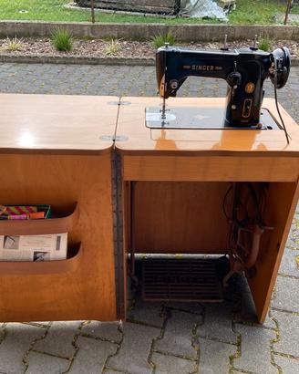 Macchina da cucire Singer con mobile integrato