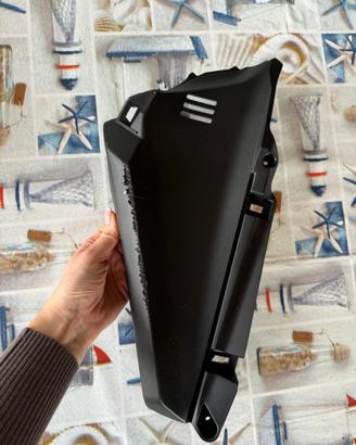 Arredo cop. corpo sx nero lucido Honda Forza 360