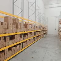 Scaffalature magazzino e tavoli lavoro