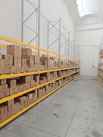 Scaffalature magazzino e tavoli lavoro