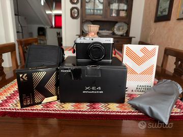 Fujifilm X-E4 con XF 27mm F2.8 R WR e accessori