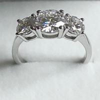 Anello Trilogy in argento con Moissanite