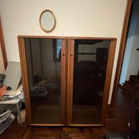 Credenza moderna con vetrina e ripiani in vetro