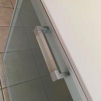 Madia con due cassettoni e un'antina in vetro