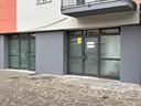 negozio-con-2-vetrine-fronte-strada-e-2-ingressi