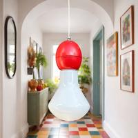 Lampadario vintage rosso con grande vetro opalino