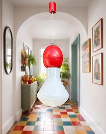 Lampadario vintage rosso con grande vetro opalino