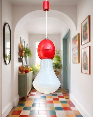 Lampadario vintage rosso con grande vetro opalino