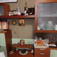 Soggiorno con vetrine e divano letto