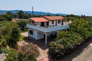 Villa ristrutturata con giardino su 4 lati