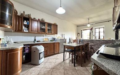 CASA A SCHIERA IN CENTRO A CHIAVAZZA!