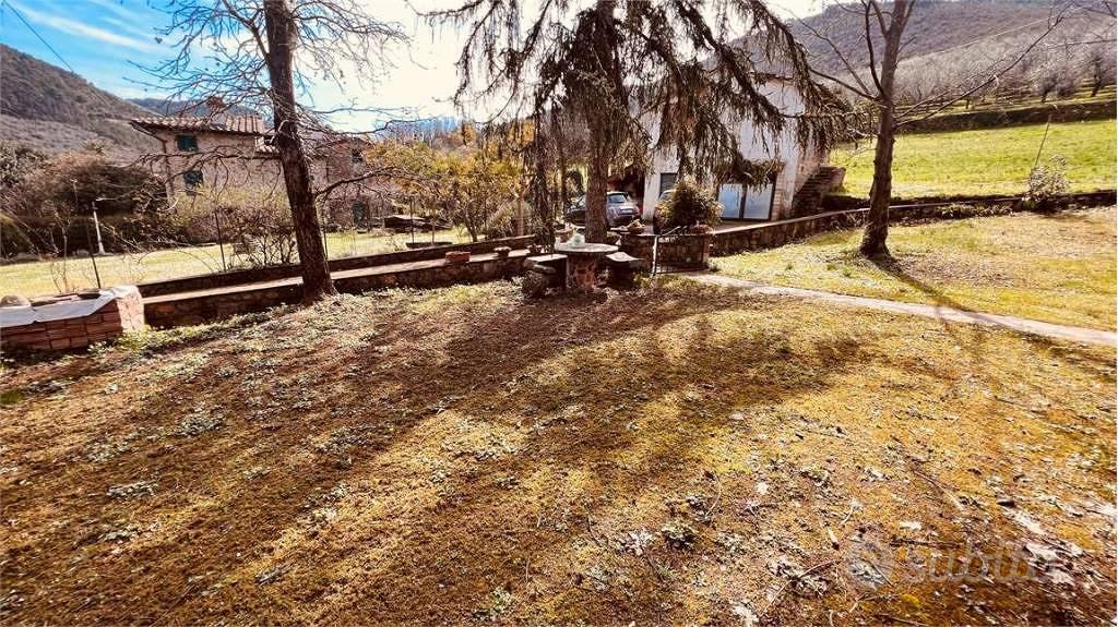 Rustico / Casale di 180 m² con più di 5 locali e p - Altro