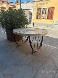 Tavolo in ferro con ruote autentiche antiche