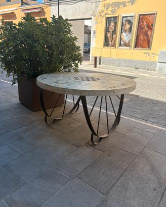 Tavolo in ferro con ruote autentiche antiche