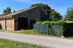 Magazzino con corte esclusiva a Masi Torello