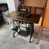 Macchina da cucire d’epoca con mobile in ghisa