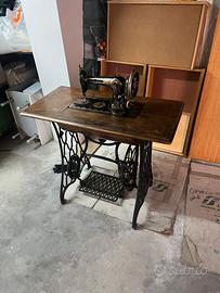 Macchina da cucire d’epoca con mobile in ghisa