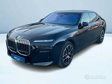 DISPONIAMO DI RICAMBI AUTO BMW SERIE 7 2024 MATERI