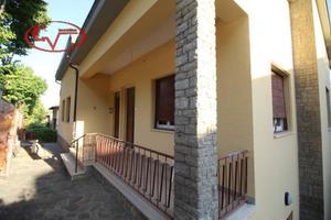 Villa di 230 m² con più di 5 locali e box auto a L