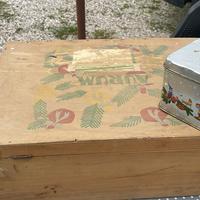Due scatole latta e legno anni 50