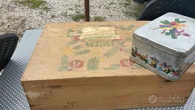 Due scatole latta e legno anni 50