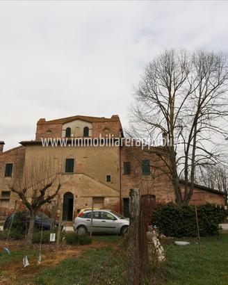 CL248 - Porzione di casale con annessi e giardino