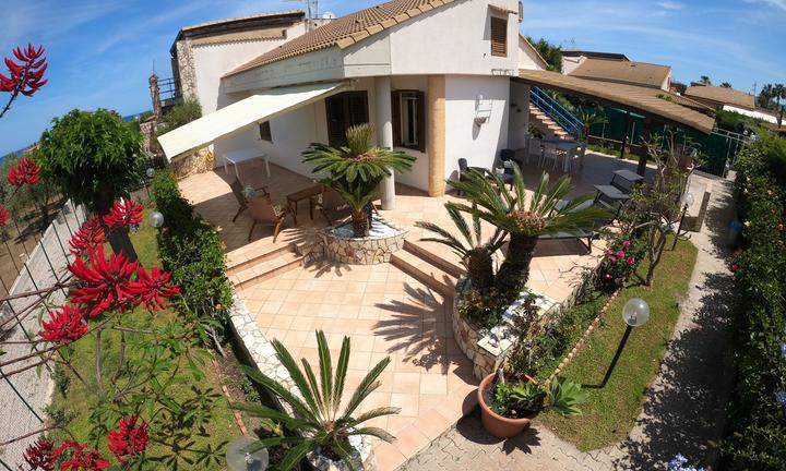 Villetta campofelice di roccella, 50mt dal mare