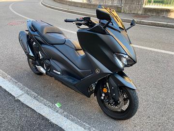 Yamaha T-Max 560 nero opaco