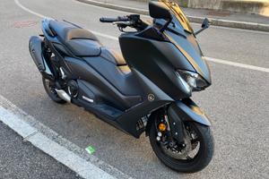 Yamaha T-Max 560 nero opaco