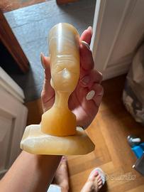 statuetta in alabastro di  regina egiziana Neferti