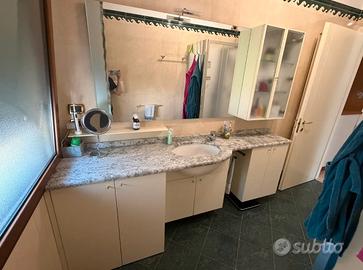 Mobile bagno con lavabo e specchio