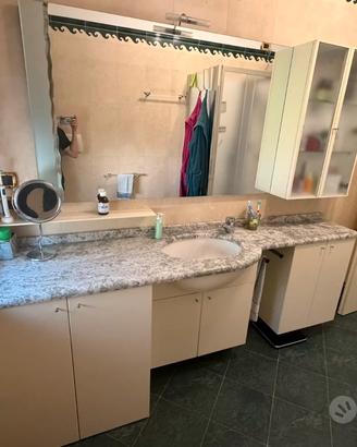 Mobile bagno con lavabo e specchio