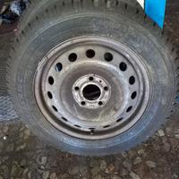 Set due pneumatici completi di cerchi mai usati