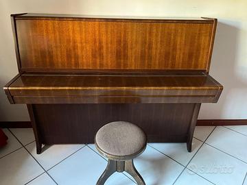 Pianoforte a parete Petrof