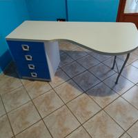 Scrivania in legno con cassettiera laterale