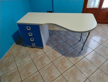 Scrivania in legno con cassettiera laterale