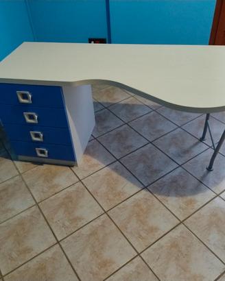 Scrivania in legno con cassettiera laterale